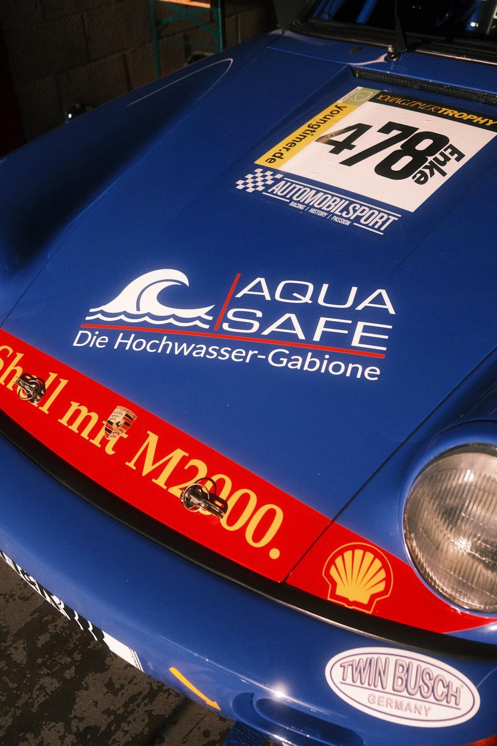 AquaSafe-Branding auf dem Heckdeckel des blauen Porsche 964