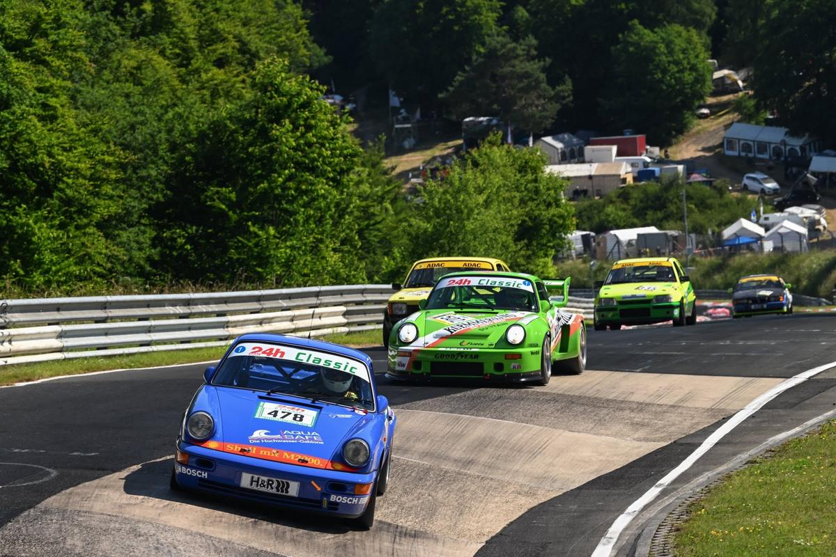 Der blaue Aimpoint-Porsche 964 im DHLM-Feld auf der Nordschleife