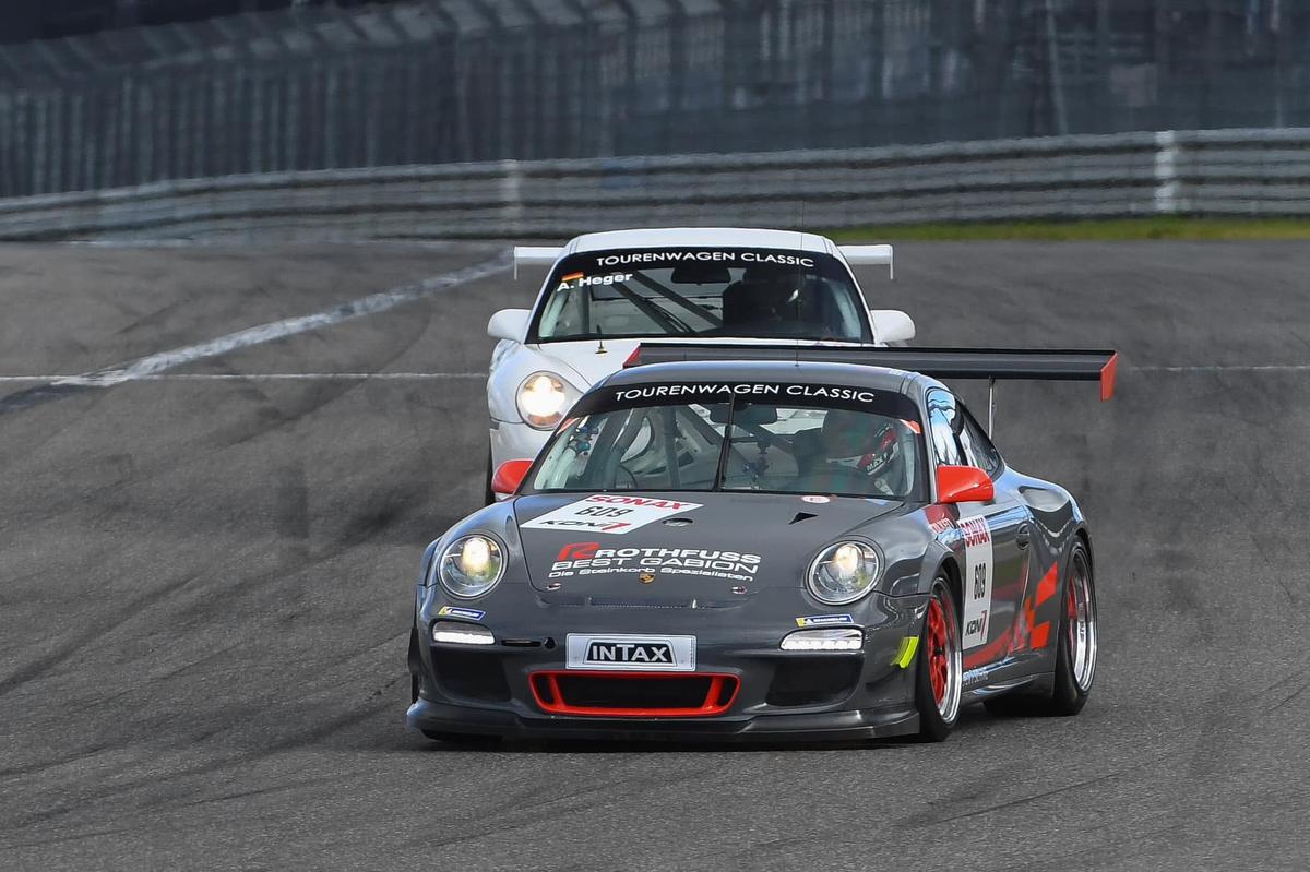 Der Aimpoint-Porsche 997 GT3 Cup bei einem historischen Event auf der Rennstrecke