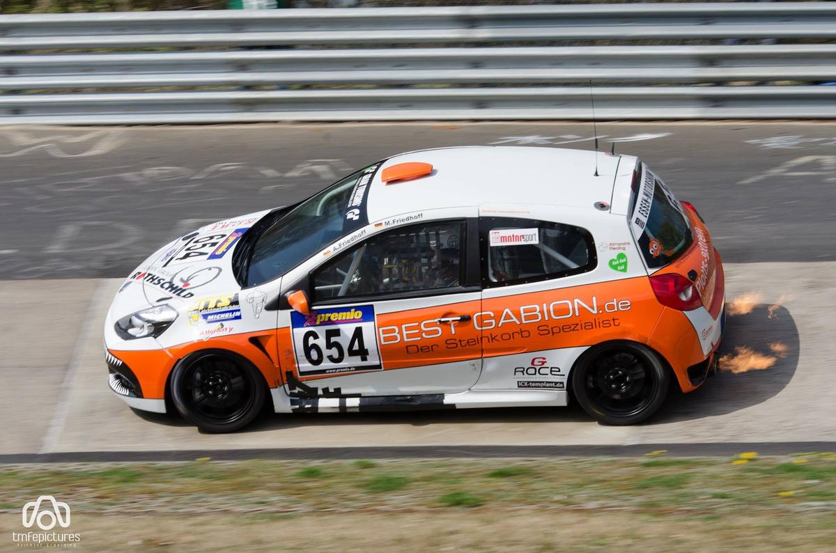 Der Aimpoint-Renault-Clio Cup mit Flammen aus dem Auspuff auf der Rennstrecke