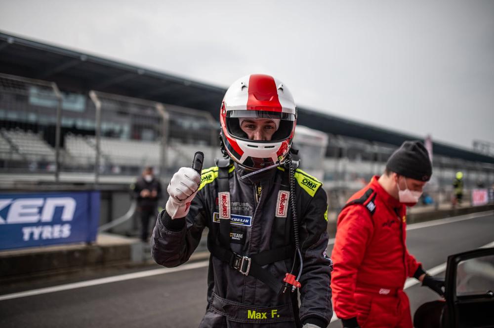 Max Friedhoff mit Helm und Daumen nach oben nach einem Stint