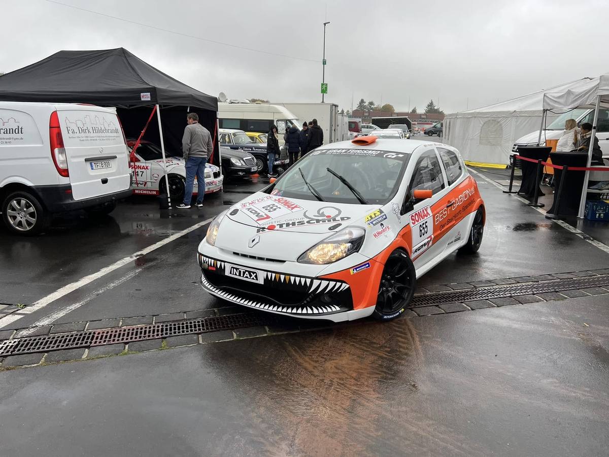 Der weiß-orange Aimpoint-Renault Clio R.S. III Cup im Fahrerlager am Nürburgring