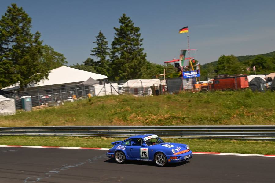 Der blaue Aimpoint-Porsche 964 auf der Nordschleife