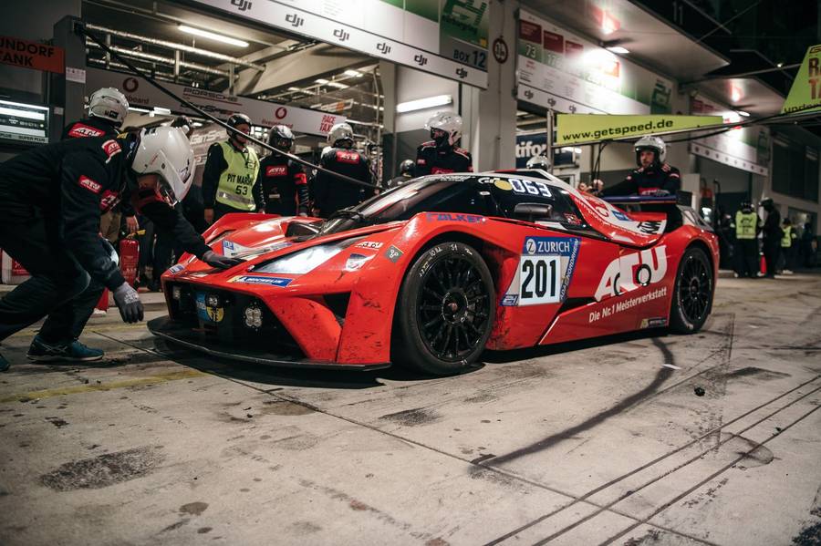 Die Aimpoint-Boxencrew arbeitet beim 24h-Rennen am KTM X-Bow GT4