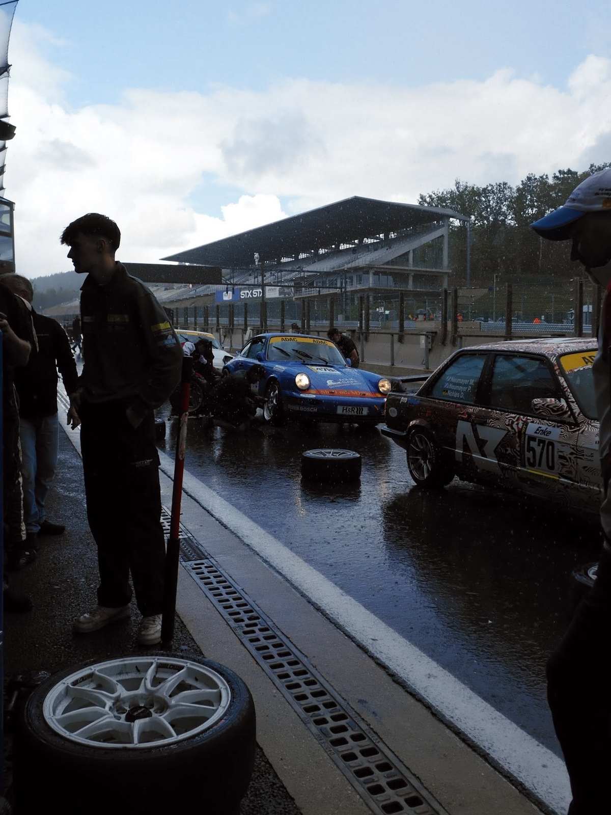 Der blaue Aimpoint-Porsche 964 in der regennassen Boxengasse von Spa-Francorchamps