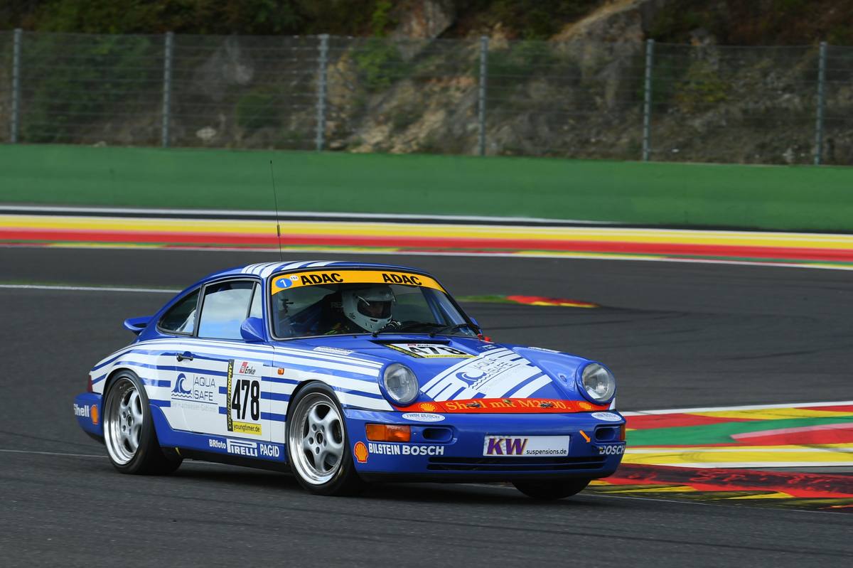 Der blaue Porsche 964 mit der Startnummer 478 auf den bunten Randsteinen von Spa-Francorchamps