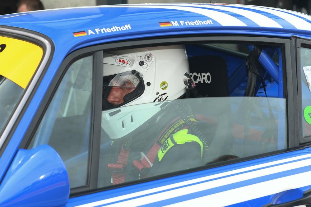 Max Friedhoff im Cockpit des Porsche 964, Namenszug A. Friedhoff und M. Friedhoff über der Scheibe