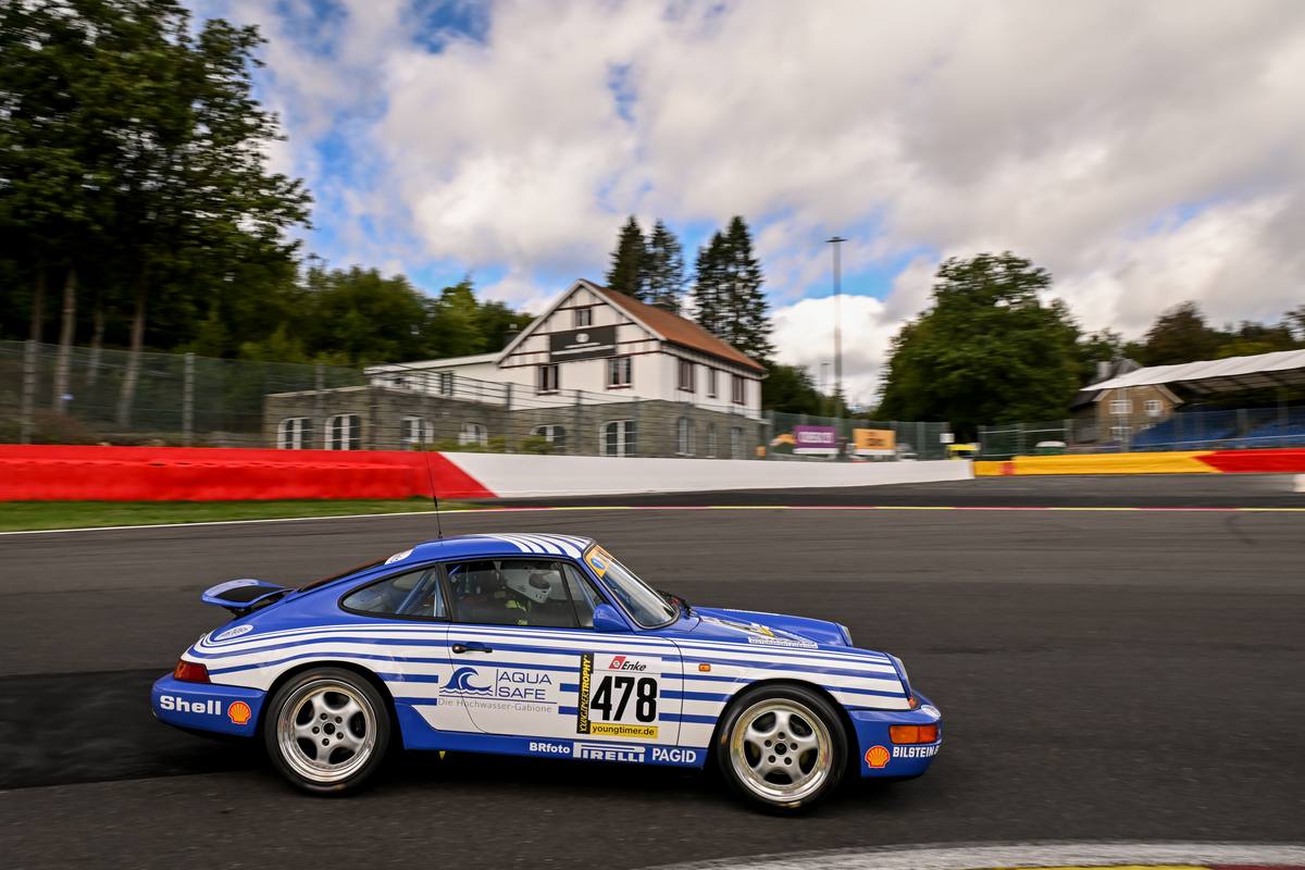 Der Aimpoint-Porsche 964 mit der Startnummer 478 in der Seitenansicht auf dem Circuit de Spa-Francorchamps