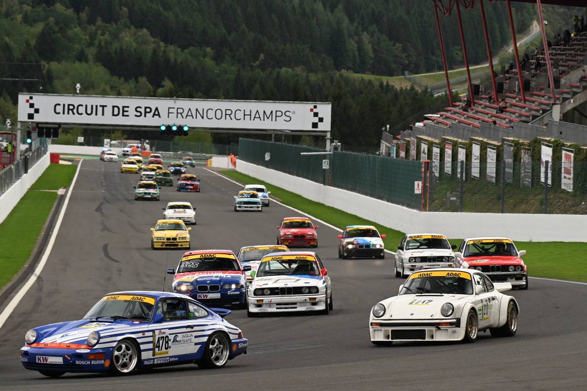 Der Aimpoint-Porsche 964 mit der Startnummer 478 führt das Youngtimer-Trophy-Feld unter der Anzeigetafel des Circuit de Spa-Francorchamps an