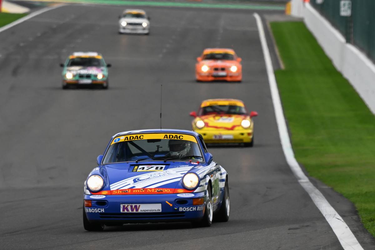 Der Porsche 964 mit der Startnummer 478 führt eine Gruppe von Youngtimern über die Strecke in Spa