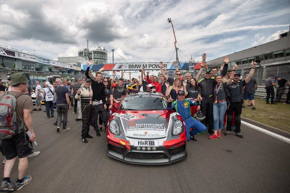 Das Aimpoint-Racing-Team jubelt nach der Zielankunft hinter dem Einsatzfahrzeug