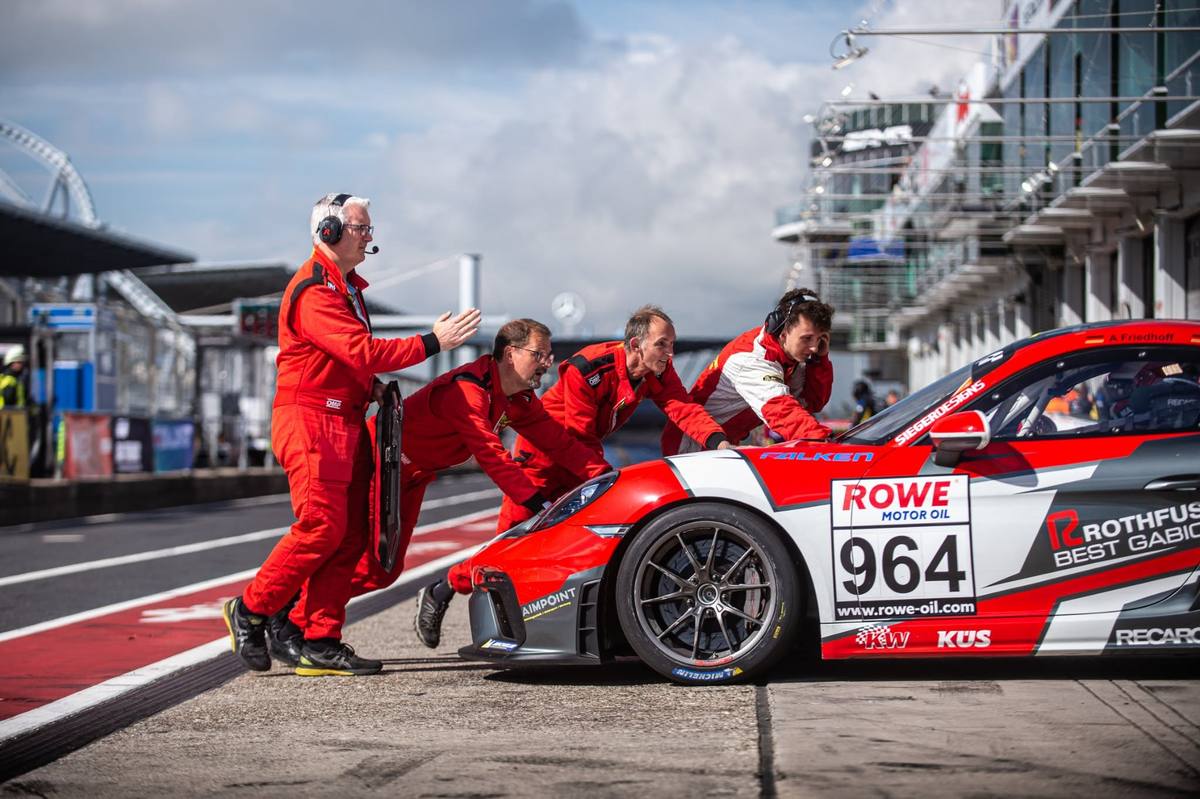 Das Aimpoint-Racing-Team bei der Boxenarbeit am Porsche-Einsatzfahrzeug in der Nürburgring-Boxengasse