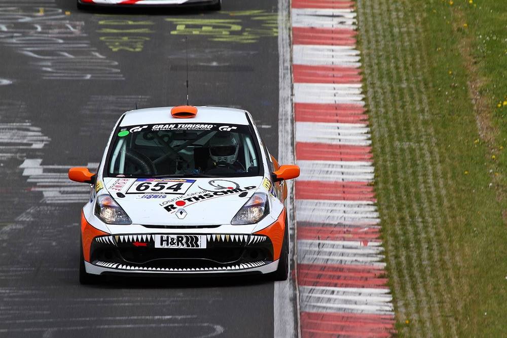 Der Aimpoint-Clio Cup Nummer 654 am Scheitelpunkt einer Kurve