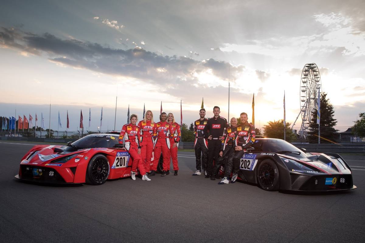 Zwei KTM X-Bow GT4 mit Team im Abendlicht beim 24h-Rennen am Nürburgring
