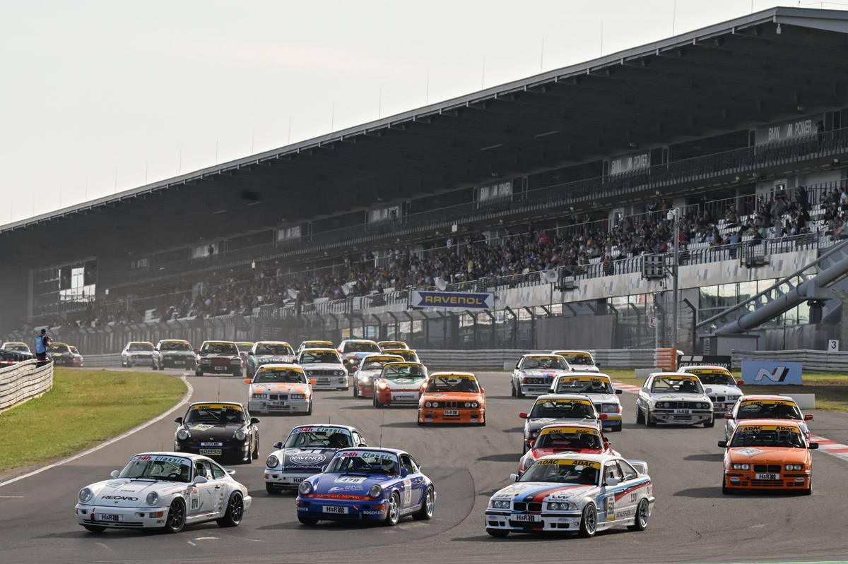 Startaufstellung eines historischen Langstreckenrennens am Nürburgring