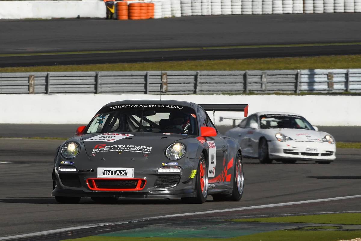 Der graue Aimpoint-Porsche 997 GT3 Cup vor einem Porsche 996 Cup bei der Tourenwagen Classic auf dem Nürburgring